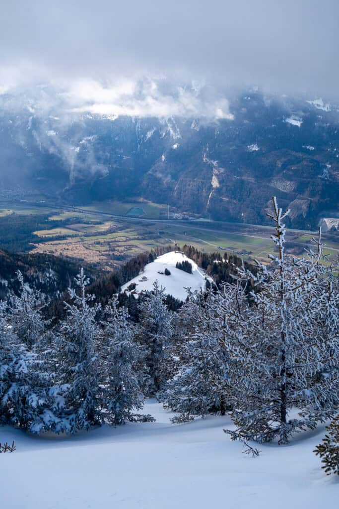 Ski abfahrt bis ins Rheintal