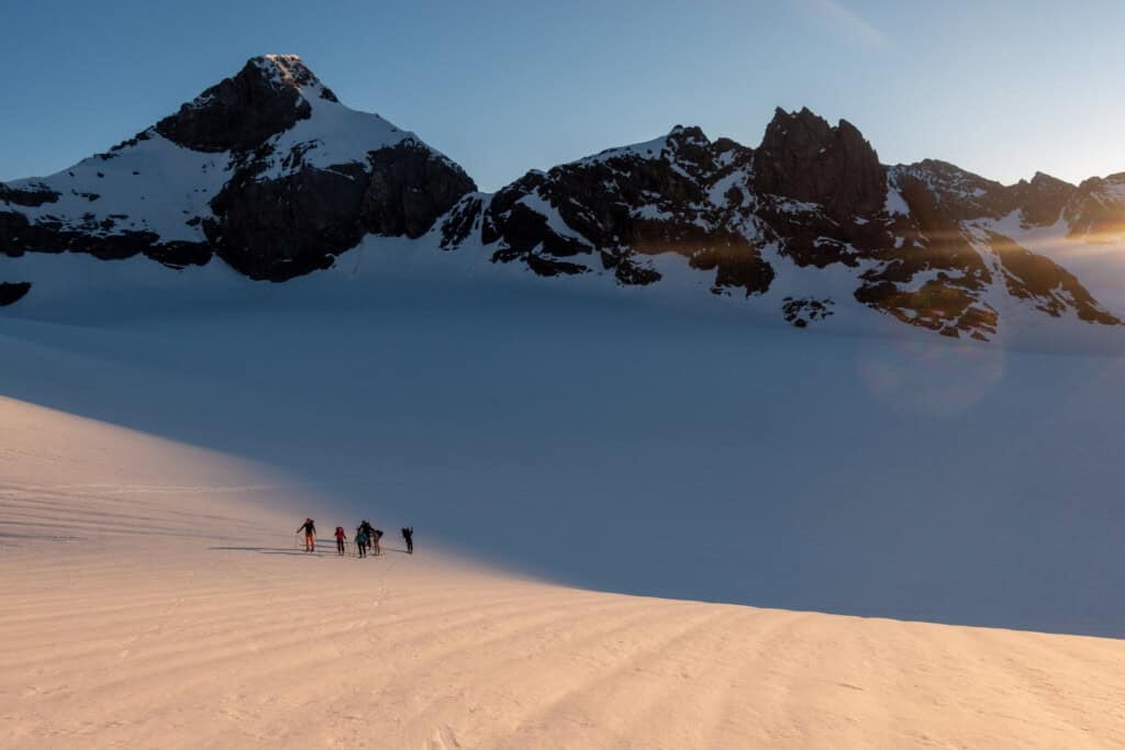 Mit den Skis im Aufstieg zum Tödi