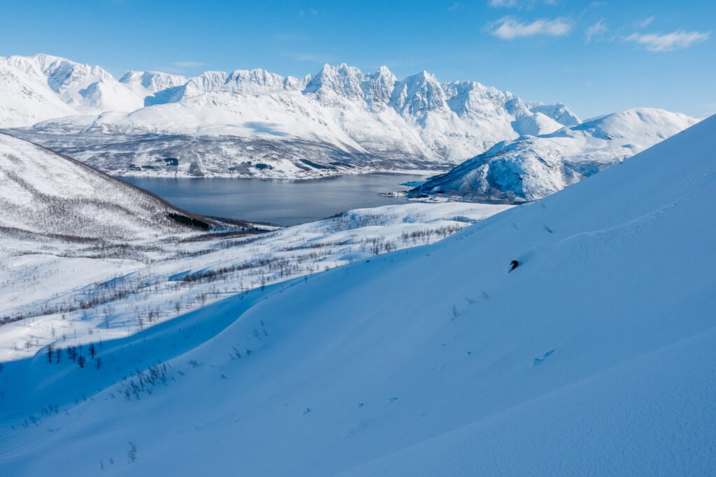 Skifahren über dem Meer in Norwegen