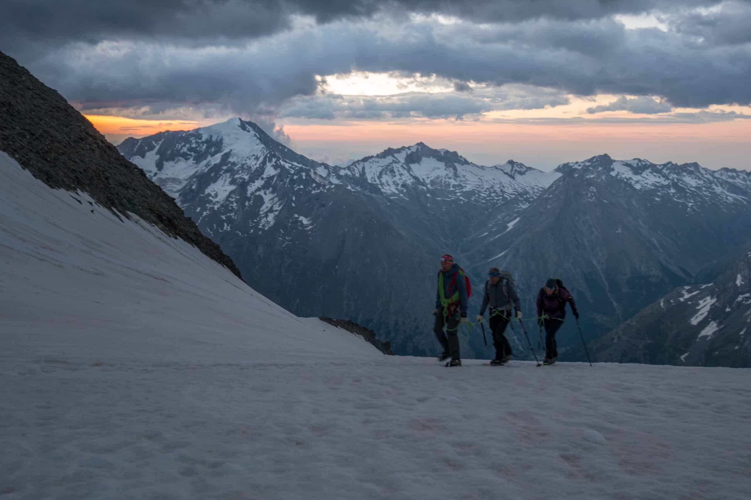 Seilschaft auf Hochtour bei Sonnenaufgang