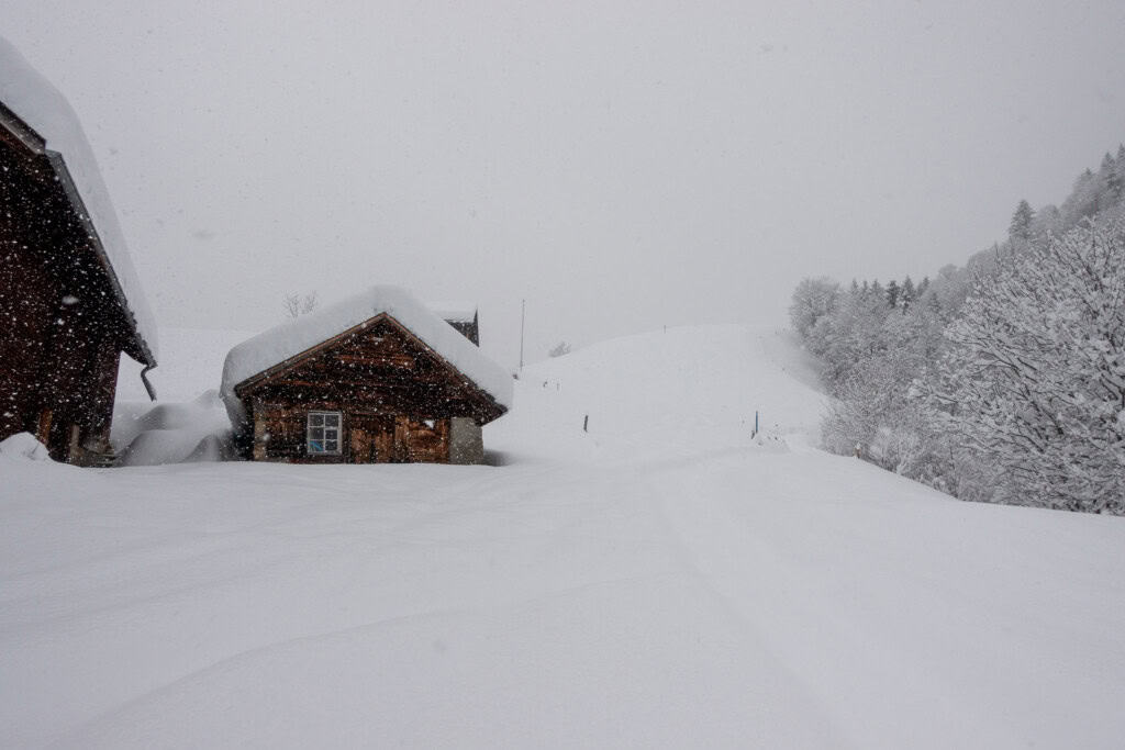 Eingeschneite Alphütte im Glarnerland