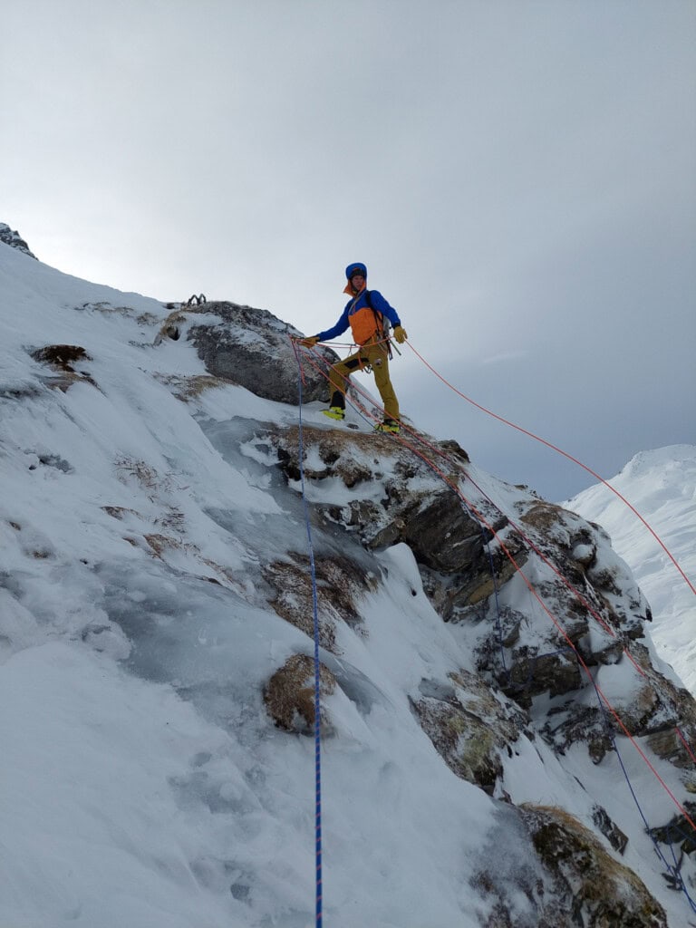 Abseilen beim Eisklettern