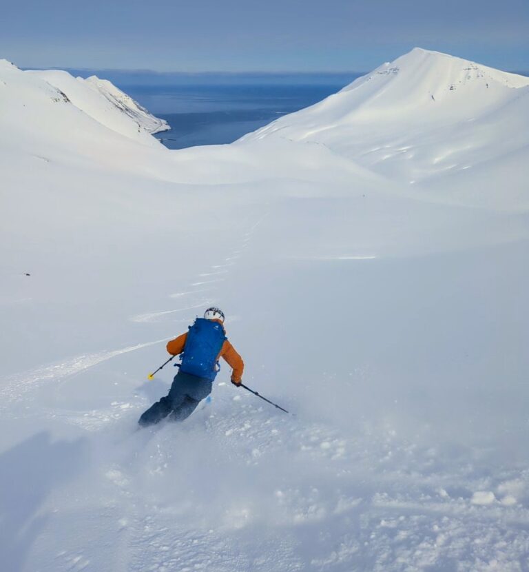 Ski tour in Iceland directly to the sea