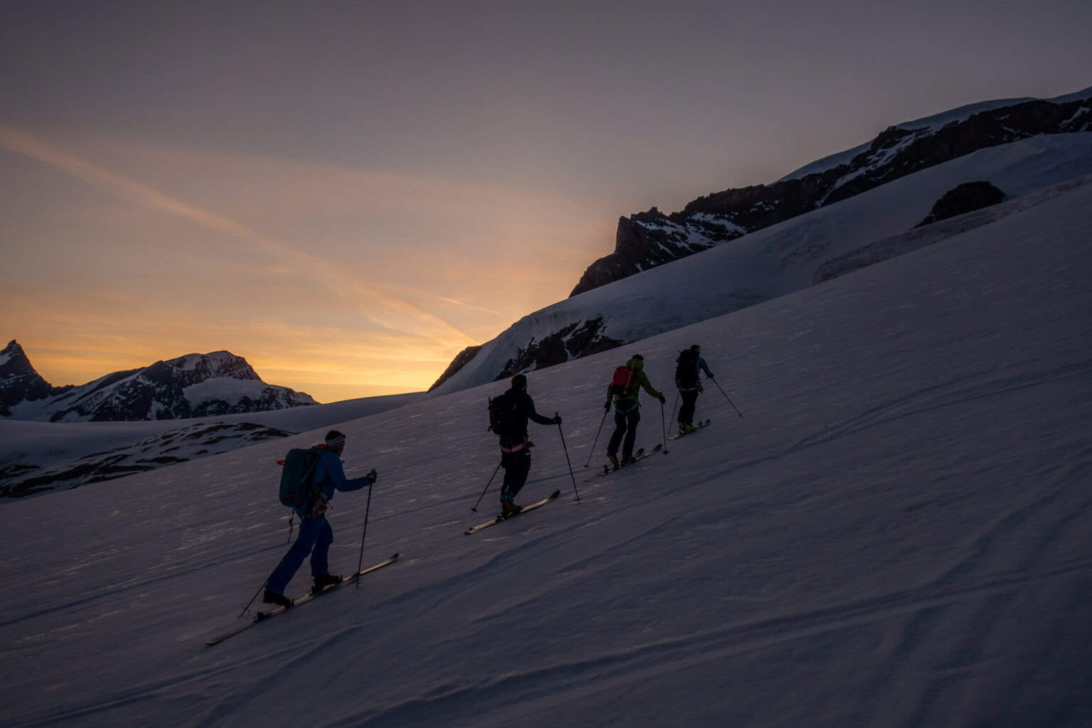 Skitourengruppe im Sonnenaufgang im Monte Rosa Massiv