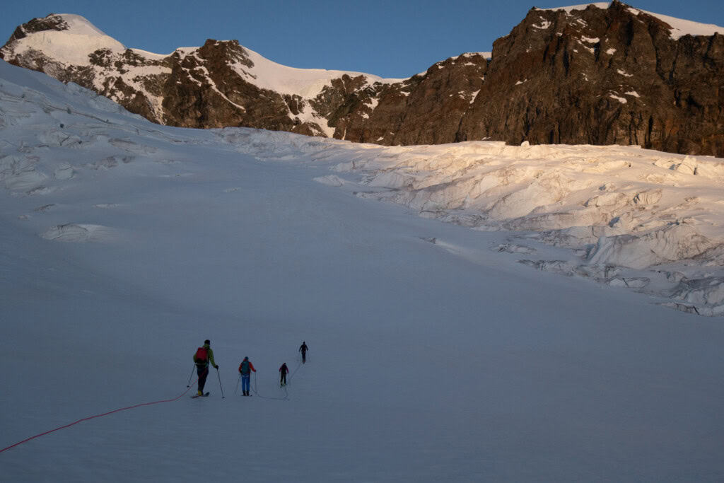 Skitourengruppe auf dem Gletscher im Monte Rosa Massiv