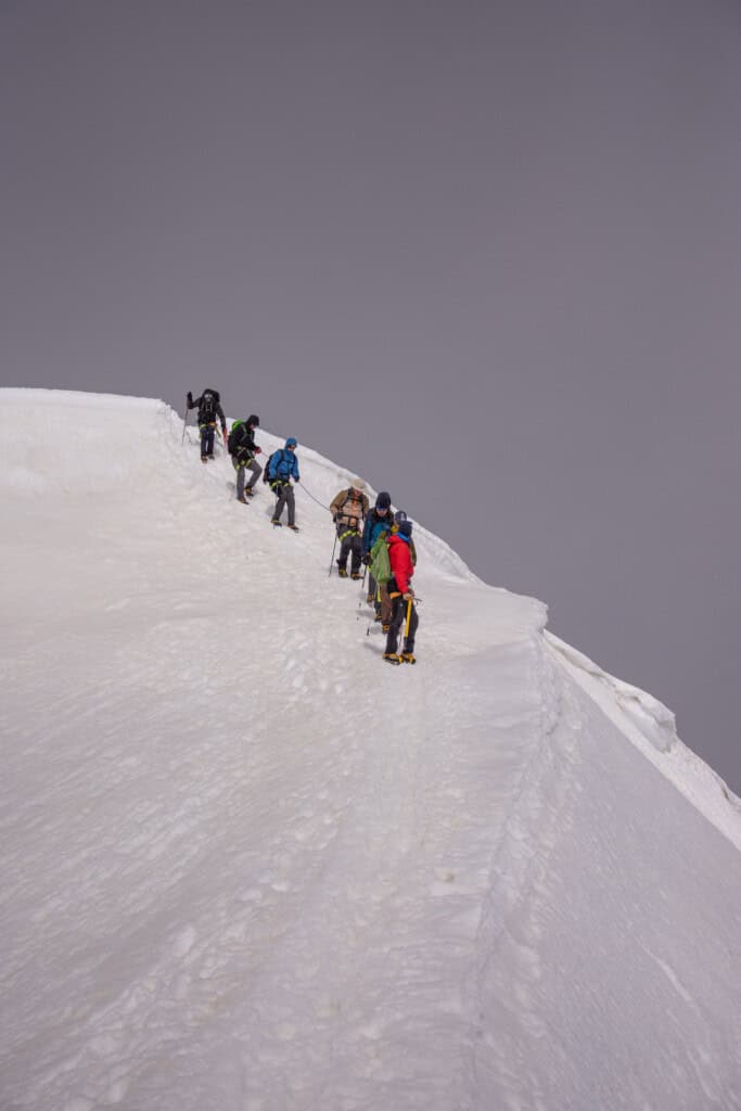 Bergsteiger im Abstieg vom Gipfel vom Bishorn