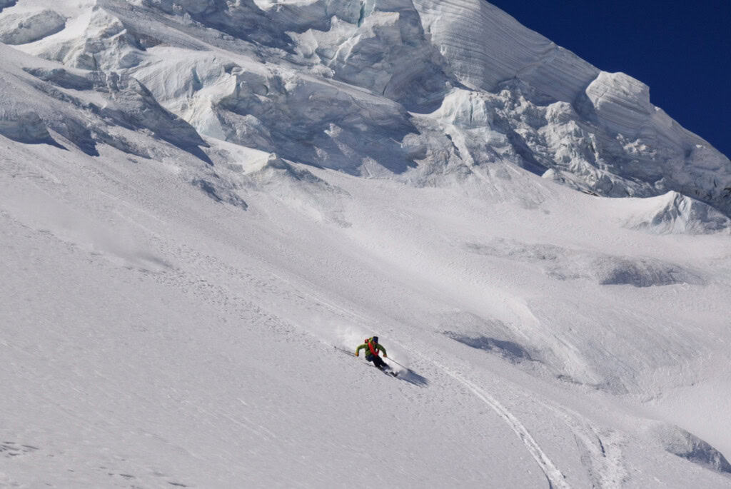 Powder Abfahrt auf den Skis im Monte Rosa Massiv