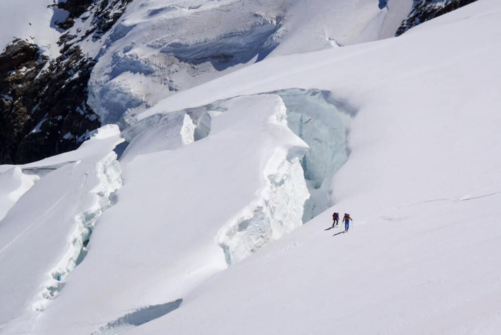 Gletscherspalte und Skitourengänger im Monte Rosa Massiv
