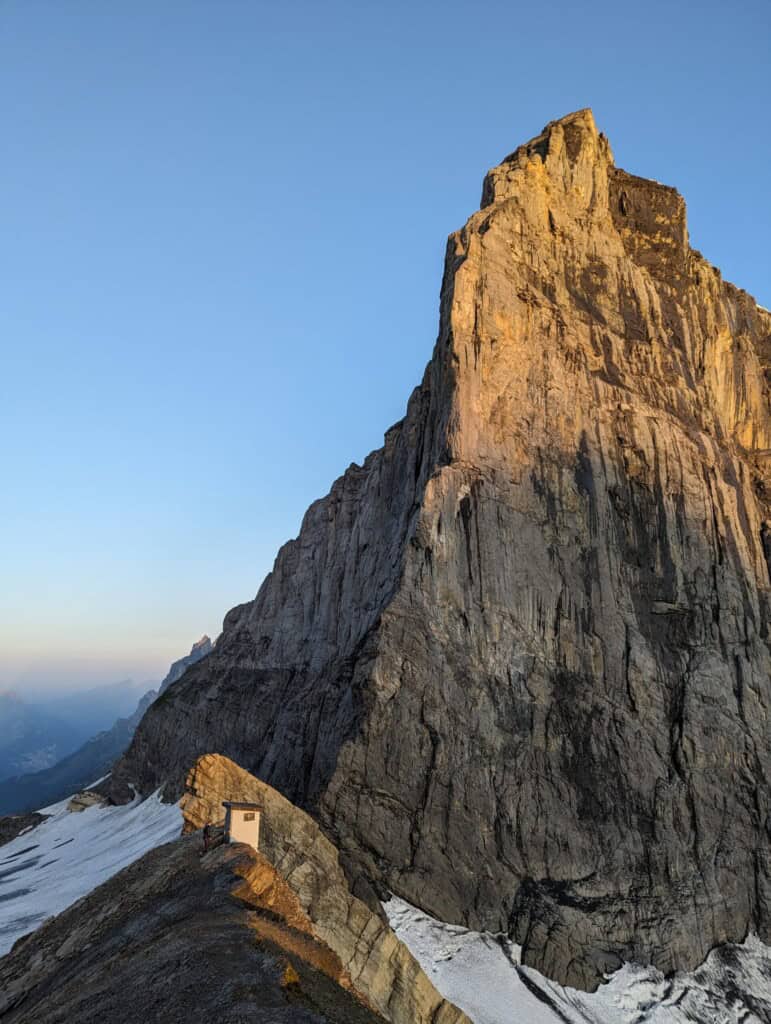 Grassensüdwand hinter dem Grassenbiwak bei Sonnenuntergang