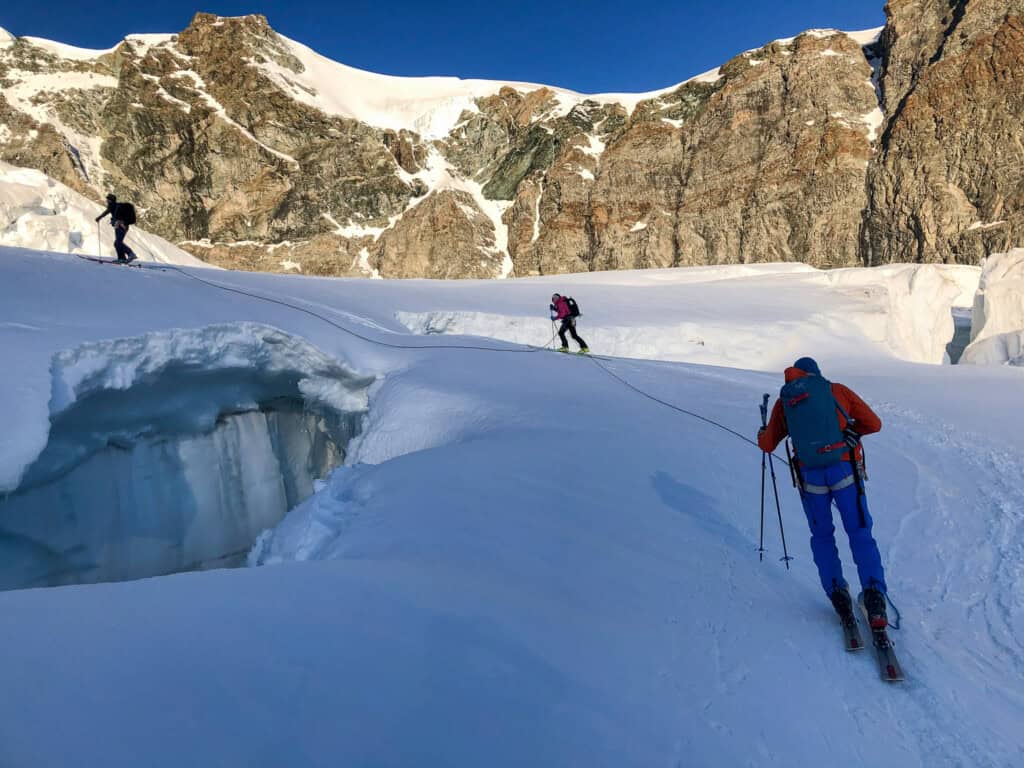 Querung eines Gletscher Spalts im Monte Rosa Massiv