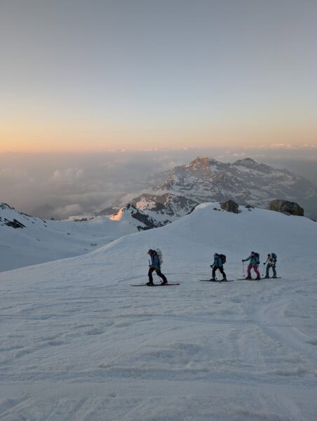 Spaghetti Tour mit Ski im Aufstieg mit Sonnenaufgang