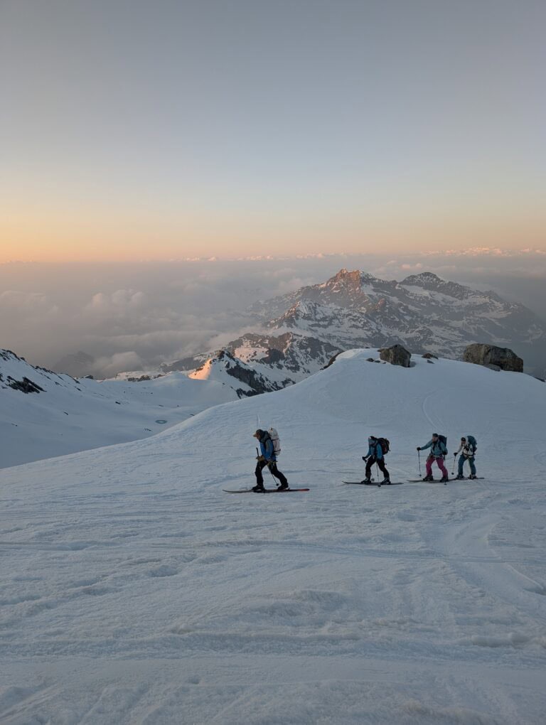 Spaghetti Tour mit Ski im Aufstieg mit Sonnenaufgang