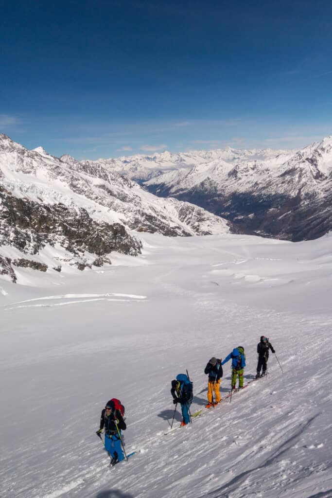 Skitourengeher im Aufstieg auf dem Gletscher