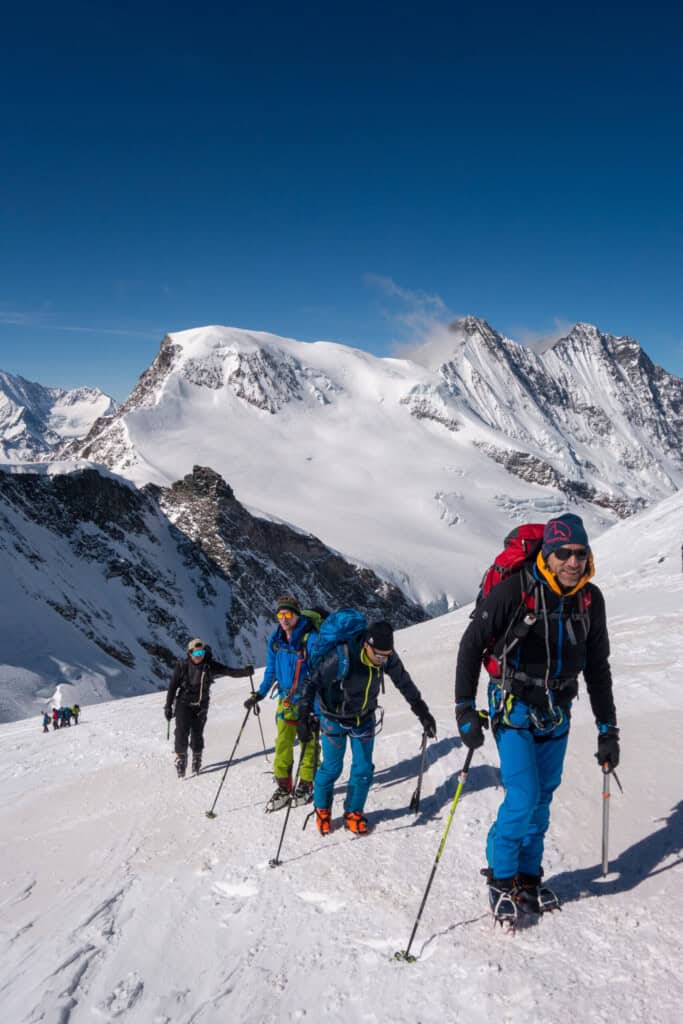 Skitourengeher im Aufstieg zum Allalinhorn, im Hintergrund der Alphubel