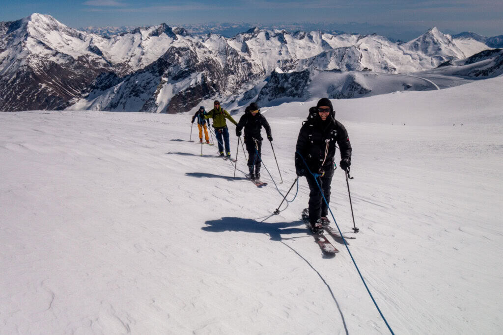 Skitourengeher im Aufstieg auf dem Gletscher um Saas Fee