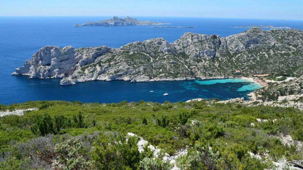 Blick von oben auf die Calanques