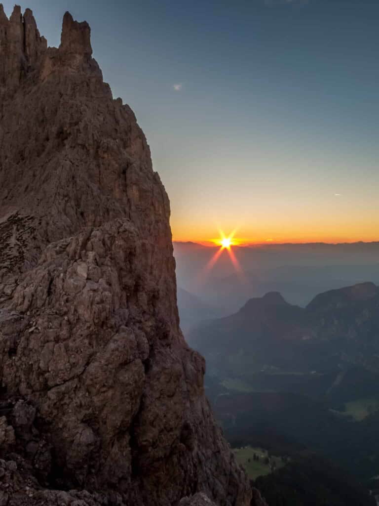 Sonnenaufgang beim Klettern in den Dolomiten.