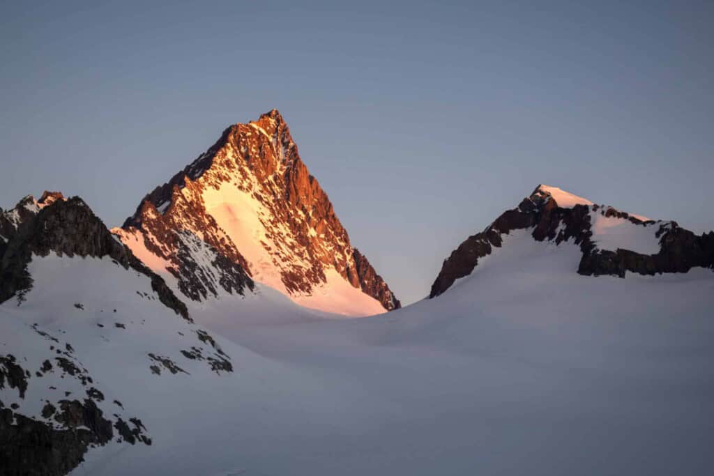 das Finsteraarhorn bei Sonnenaufgang