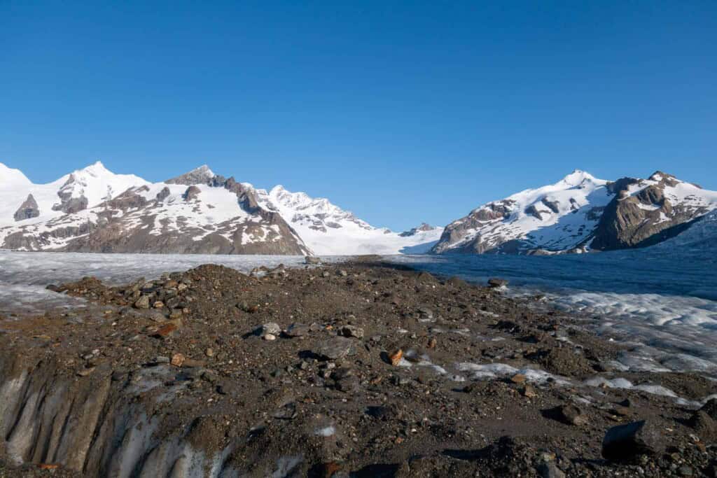 Auf der Mittelmoräne auf dem Aletschgletscher