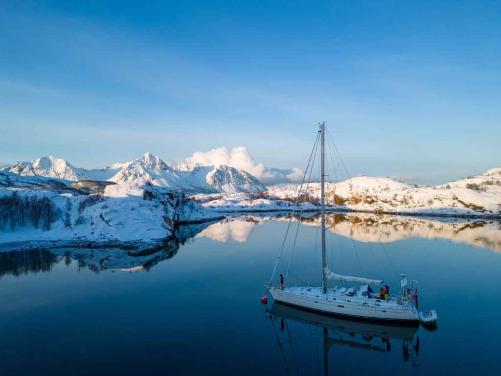 Ankern in einer einsamen Bucht in Norwegen