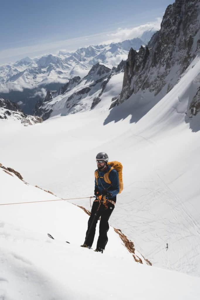 Abseiling on a spontaneous tour in winter