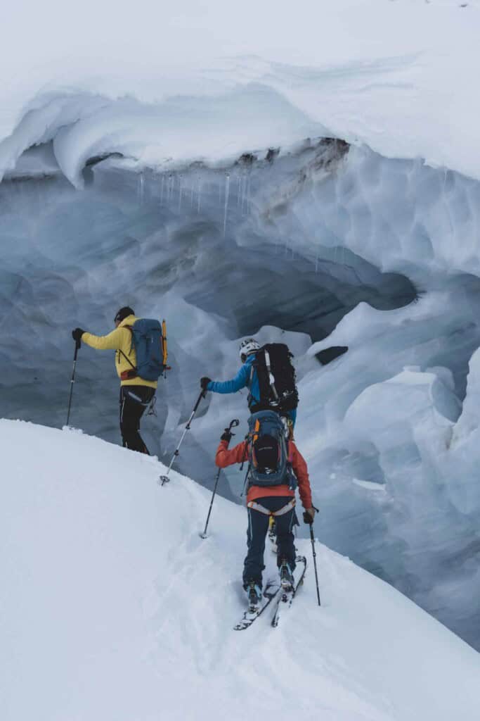 Skitourengehende beim Aufstieg neben dem Gletscher auf der urner haute route
