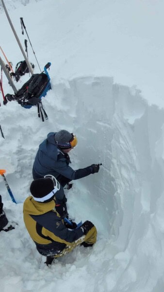 Snow cover test with marking of the layers