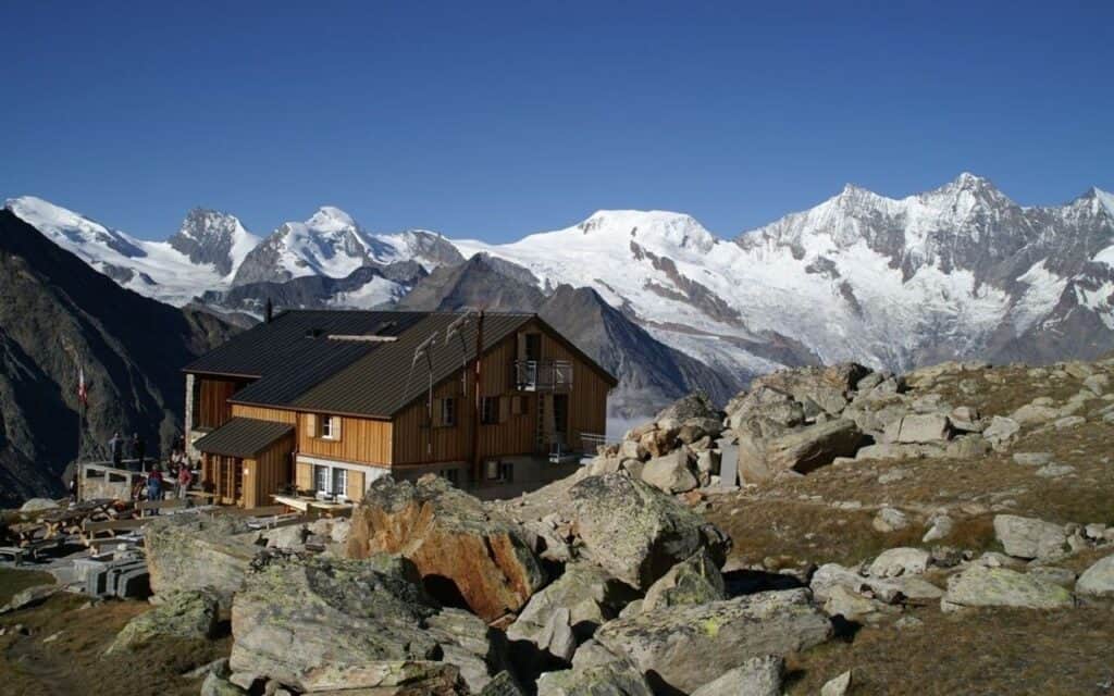Almagellerhütte mit Aussicht