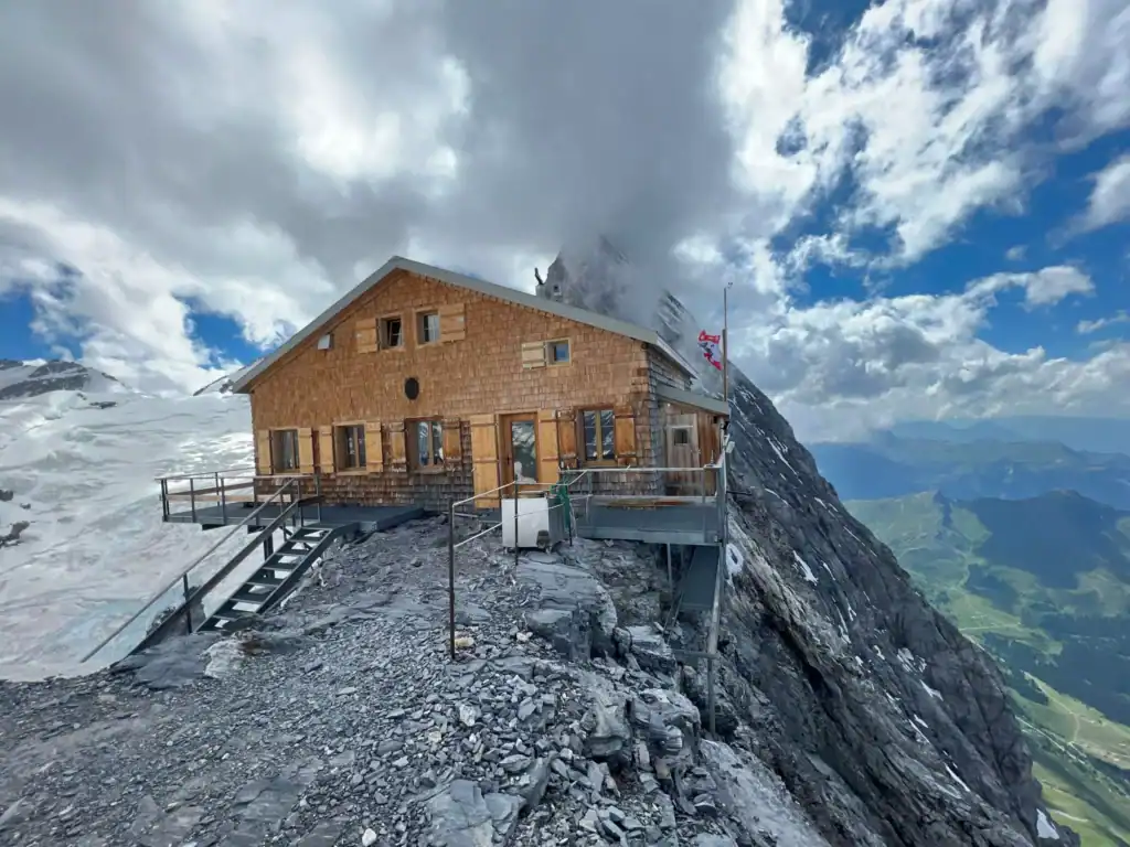 Mittellegihütte am Grat