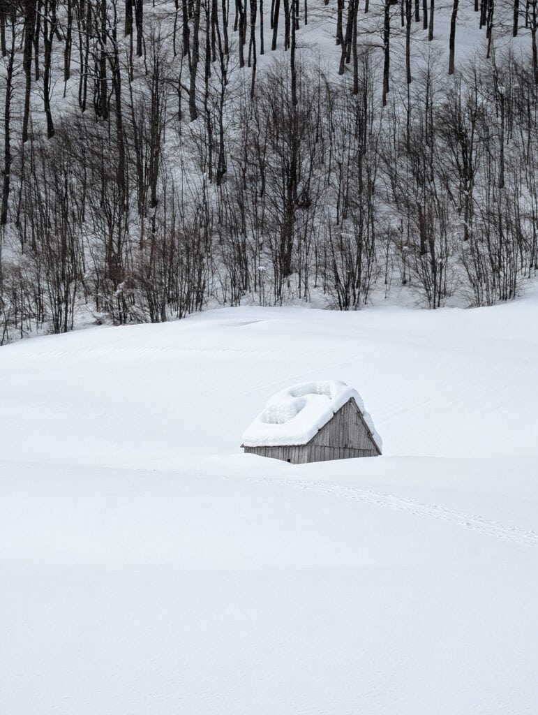 Kleine Holz Hütten auf Skitouren im Balkan