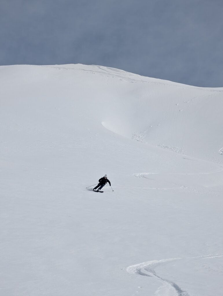 Abfahrt auf Ski in Albanien