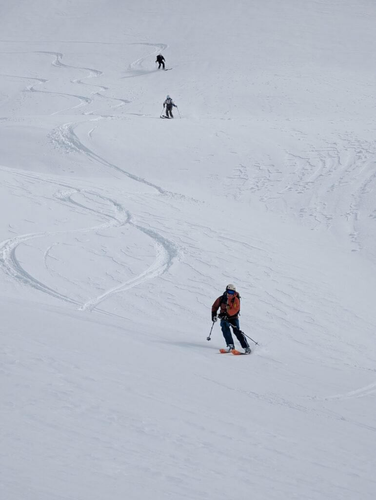 Abfahrt im Schnee auf Ski in Albanien