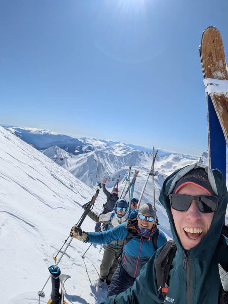 Ski Aufbinden für Skitouren in Albanien im Balkan