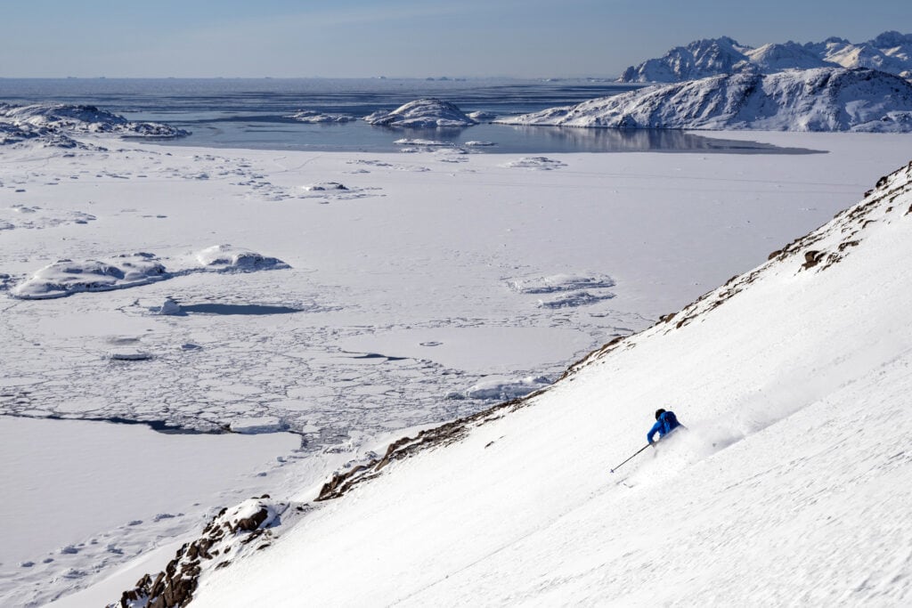 Skitourengehen bei Kulusuk, Grönland. Skifahren in abgelegenen Bergen der Arktis.