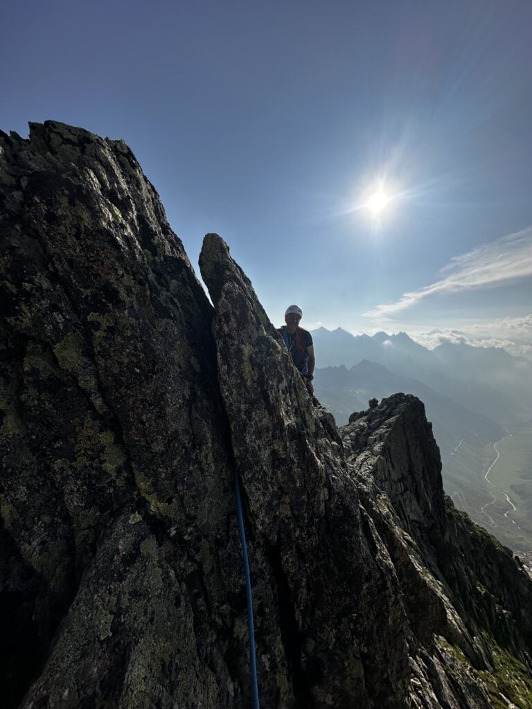 Climbers on the SW ridge to Sustenlochspitz