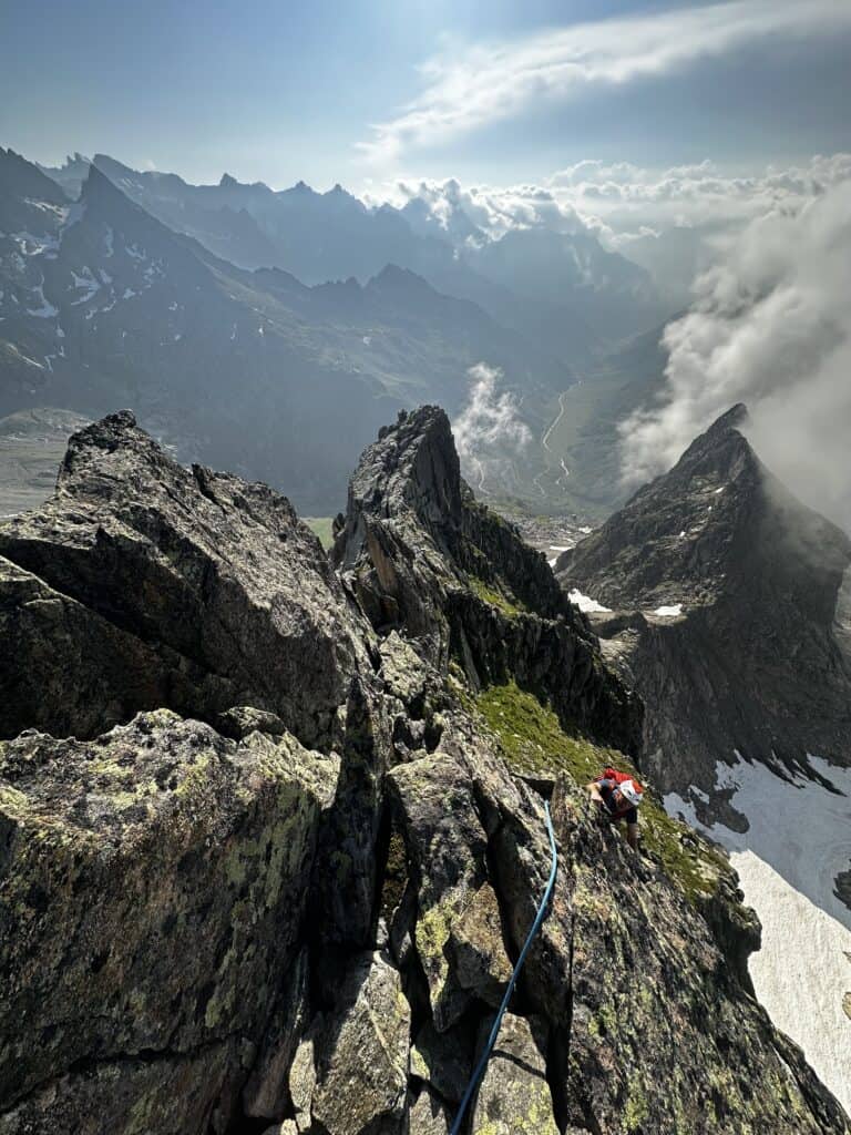 Climbers on the SW ridge to Sustenlochspitz