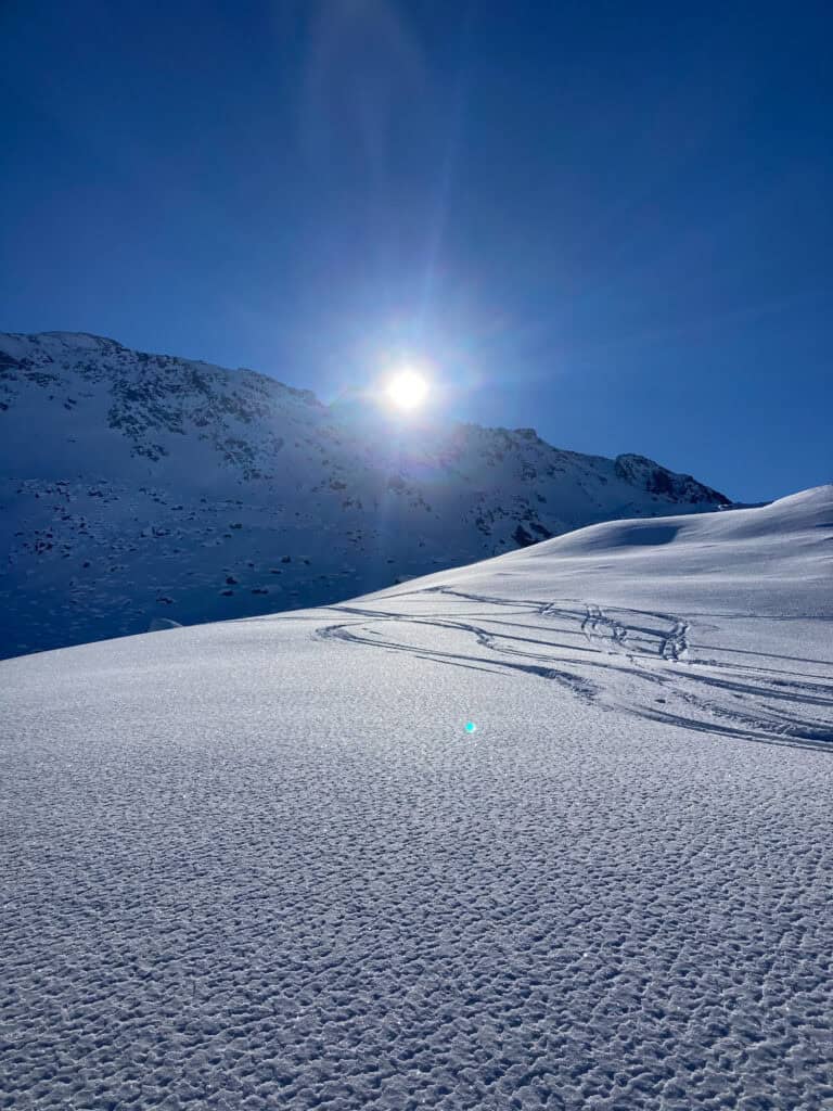 Powder snow and sunshine at the Jenatsch hut above Bivio on the Julier Pass