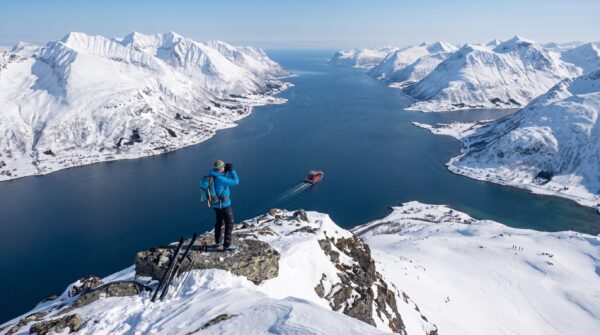 Auf dem Gipfel auf Skitour in Finnmark