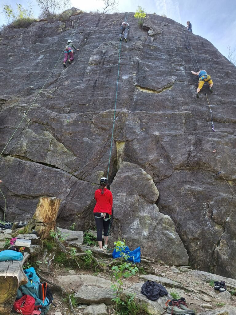 Sturztraining Frau Sein am Fels Tessin