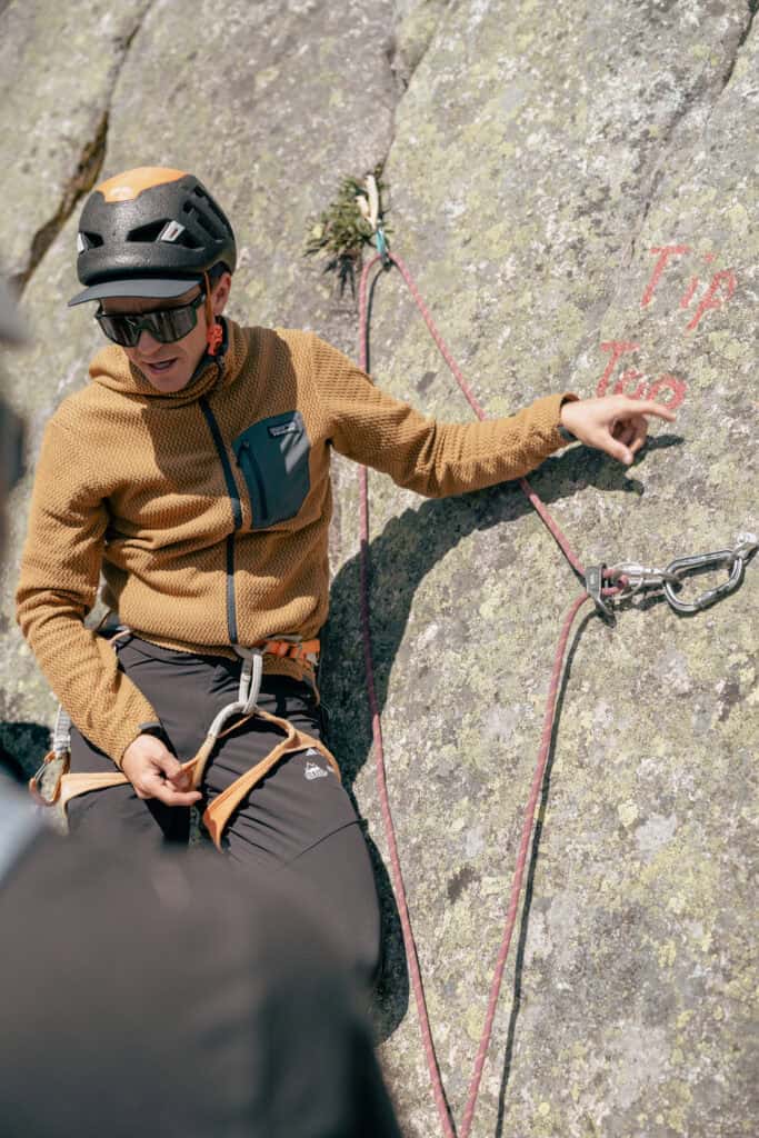 Bergführer erklärt im Cleanclimbingkurs den Standplatzbau mit mobilen Sicherungen.