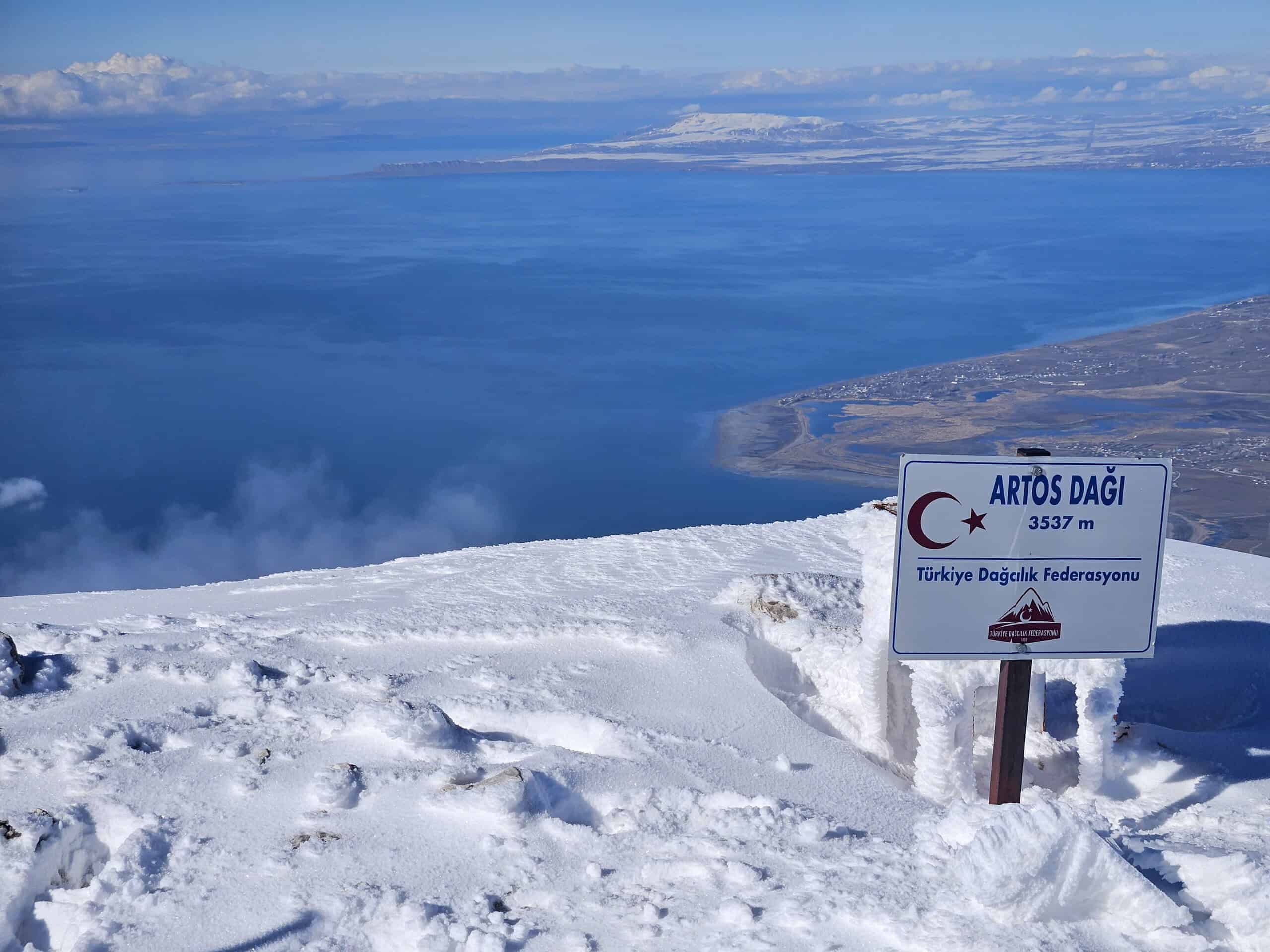 Offizielles Gipfelschild des Türkischen Bergsteigerverbandes am Artos Dağı (3537 m) mit atemberaubendem Blick auf den Vansee.