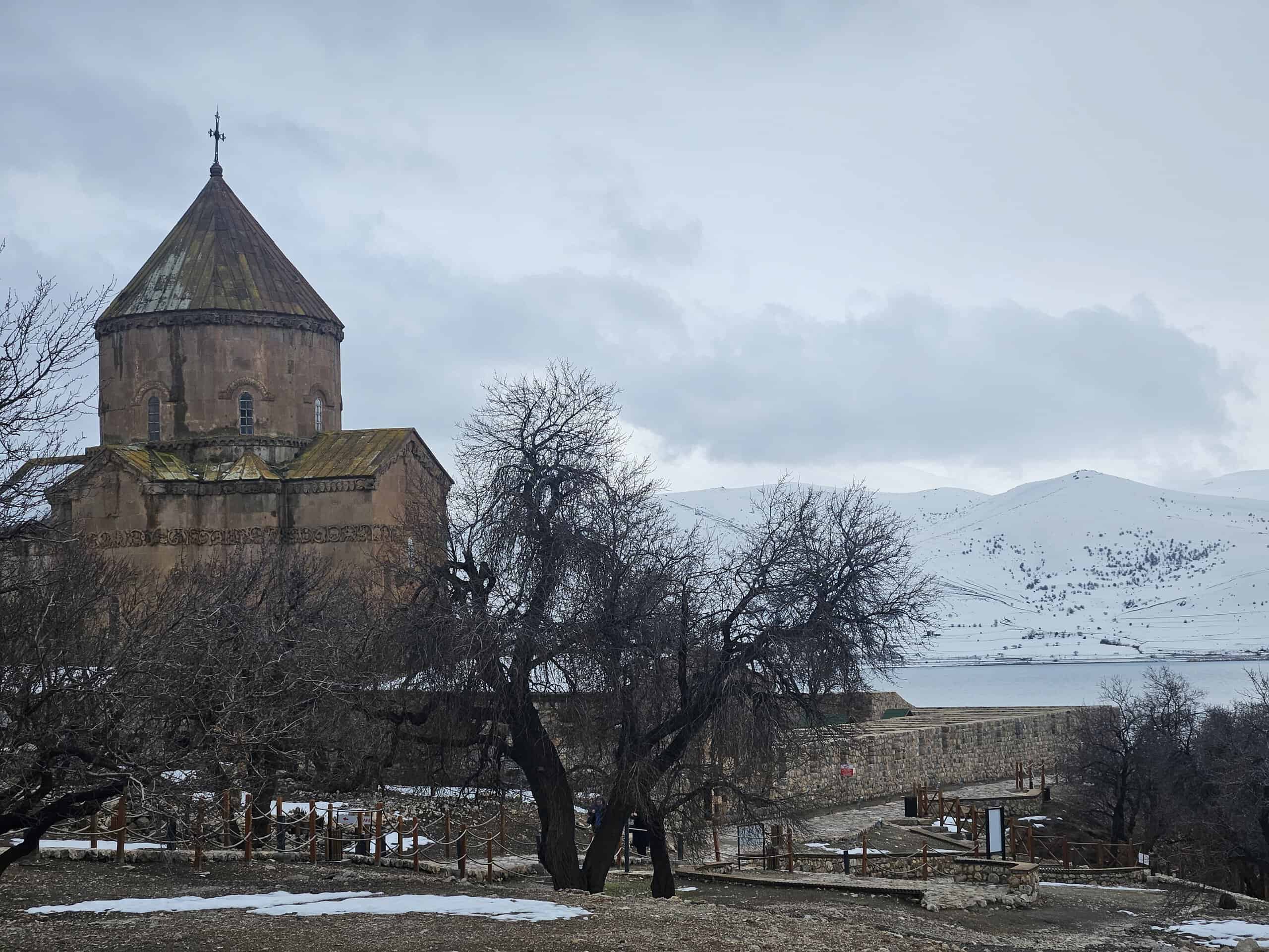 A cultural highlight of the ski tour in Turkey: the historic Holy Cross Cathedral on Akdamar, set against the panoramic backdrop of the snow-capped Artos massif.