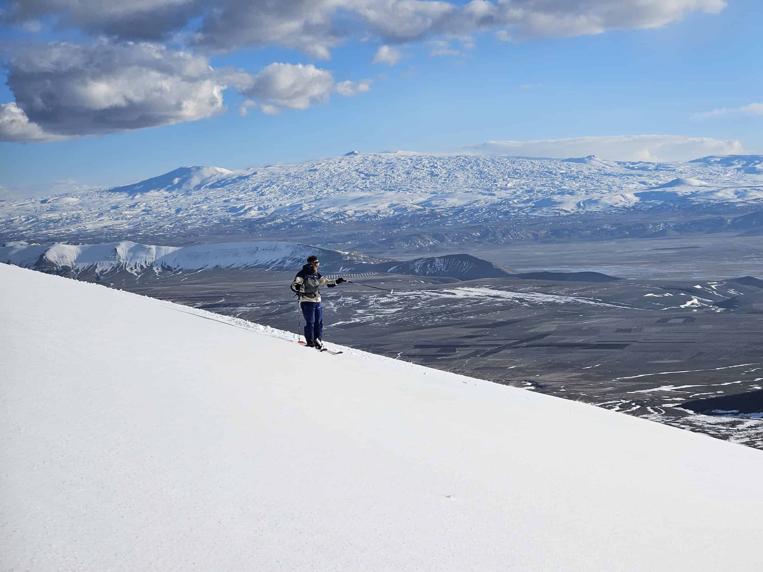 A breathtaking panorama: ski mountaineers on a vast firn slope, looking out over volcanic mountain ranges and the vast plains of Eastern Anatolia.